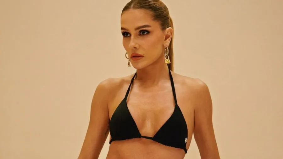 deborah-secco-compartilha-fotos-usando-biquinis-da-sua-marca-1765621381571_v2_900x506.jpg.webp